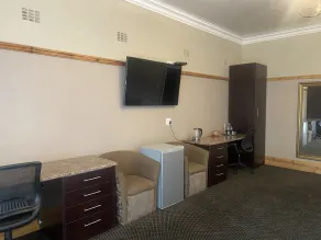 Halfway House Hotel - Room