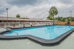 Rodeway Inn & Suites Winter Haven Chain of Lakes - Piscine