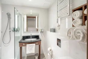Hampton by Hilton Warsaw Mokotow - Bathroom