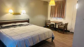 Capital O Swan Inn Comstock Park - Chambre