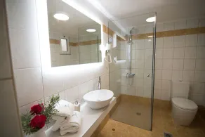 Dora Suites - Bathroom