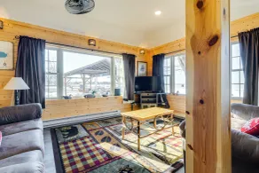 Lakefront Cabin w/ Shared Beach in Cecil! - Interiör