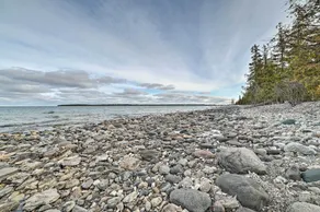 Serene Presque Isle Harbor Home on Sunrise Side! - Interiör