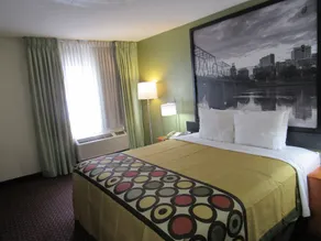 Super 8 by Wyndham New Cumberland - Chambre