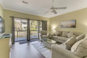 Hilton Head Island Condo w/ Deck < 1 Mi to Beaches - Intérieur