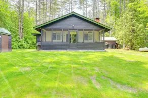 Riverfront Cabin w/ Hot Tub in Schroon Lake! - Innenbereich
