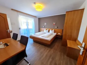 Twin room, shower or bath, toilet, balcony - Habitación