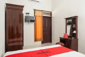 RedDoorz near Banyuwangi Baru Station - Værelse