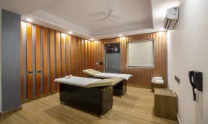 The Embassy Inn - Near Advant & Sector 143 Metro - Spa