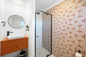 The Queens Hotel Gladstone - Bathroom