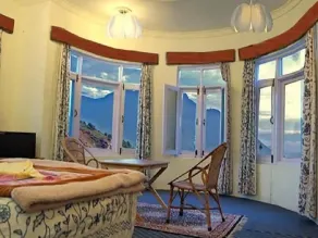 Calm Holiday Inn - Room