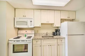 Amazing Oceanfront condo with pool & balcony views - Innenbereich