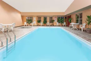 Ramada by Wyndham Sellersburg/Louisville North - Piscine
