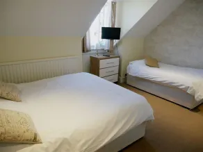 The Saracens Head Hotel - Room