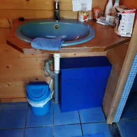Gemütlicher kleiner blauer Wohnwagen in Scy Belgique - Badezimmer