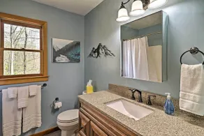 Serene 'mountain Mist' Retreat w/ Deck & Hot Tub! - Badeværelse