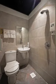 Fragrance Hotel - Balestier - Bathroom
