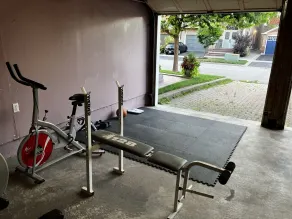 King Bed, Home Gym, 4 TVs, Near recreational Parks, Tennis Court, Shoping Center - Fitnessbereich