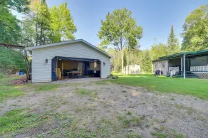 Houghton Lake Area Home w/ Fire Pit & Yard! - Interni