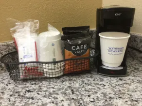 Days Inn & Suites by Wyndham Columbia Airport - Chambre