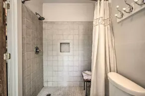 Enchanteresse 'Cabane Whitney' avec plage et ruisseau ! - Intérieur
