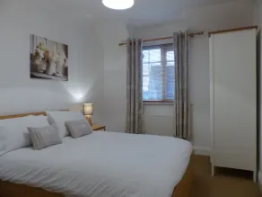 Basingstoke Apartments - St Raphael House, City Centre Charming Apartments - Zimmer
