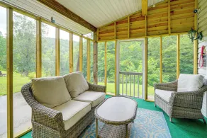 Hot Tub + Pet Friendly: Quiet French Creek Getaway - Innenbereich