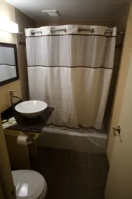 Aashram Hotel by Niagara River - Chambre