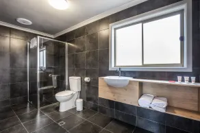 Nightcap at Monash Hotel - Bathroom