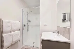Ramada Suites By Wyndham Victoria Street West - Badezimmer