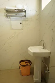 Maharaja Hotel and Restaurant - Bathroom