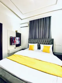 Bengerald Hotel And Suites - Zimmer