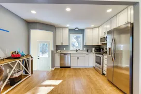 Close to Lake & Main Street: Isanti Home w/ Deck - Intérieur