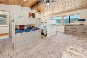 Boulder Bay Chalet Lakefront - Elegantly decorated with Hot Tub and Game Room! - Værelse