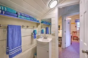 Riverfront Home w/ Fire Pit + Deck in Lansing - Interiør