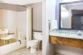 Super 8 by Wyndham Malvern - Bathroom