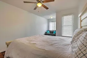 Updated Townhome w/ Deck ~ 12 Mi to Beaches! - Værelse