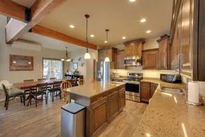 Expansive Group Lake House w/ Private Hot Tub! - Innenbereich