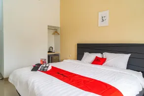 RedDoorz Plus near Teras Kota 3 - Room