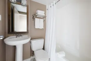 2500 Penn, a Placemakr Experience - Bathroom