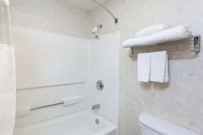 Ramada by Wyndham Sellersburg/Louisville North - Salle de bain