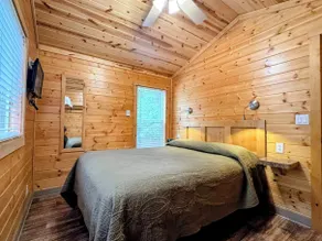 Tall Chief Camping Resort Yurt 5 - Zimmer