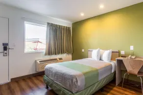 Motel 6-Needles, CA - Chambre