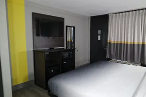 Super 8 by Wyndham Savannah - Chambre