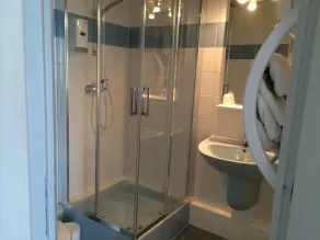 Hôtel-Restaurant Le Calice Du Gevaudan - A75 - Badezimmer