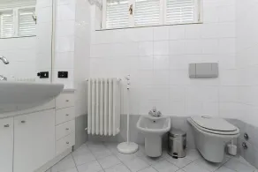Contemporary Lakeside Villa Enjoying Direct Lake Access, Wifi, BBQ, Near Restaurant and Shop - Bagno