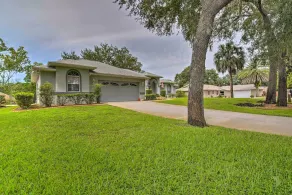 Crystal River Gem Near Three Sisters Springs! - Interior