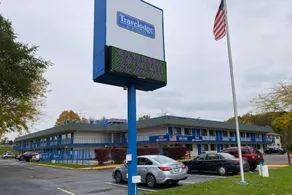 Travelodge by Wyndham Grand Rapids North - Image 1