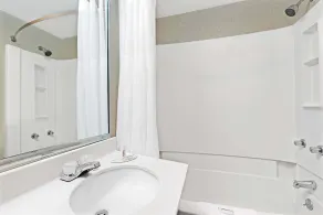Super 8 by Wyndham Kenmore/Buffalo/Niagara Falls Area - Salle de bain