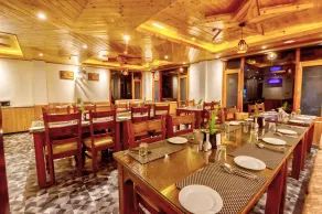 Snow City's Montana Blues Resort Manali - Heated & Air-Cooled Stay - Restaurant